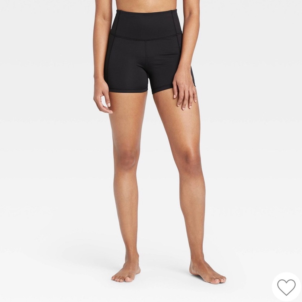 Avía hi rise shorts